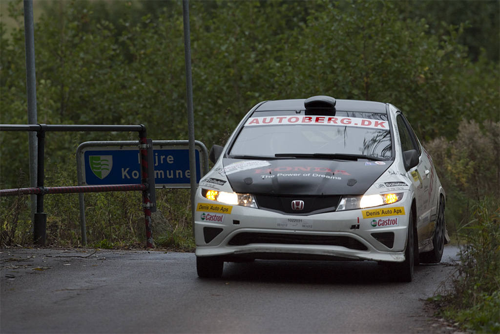 Anders Rygaard/Henrik Skott kunne trods en afkørsel i Tegee Dan Rally vinde Danmarksmesterskabet i 2WD-gruppen
(Foto: Johnny Pedersen)